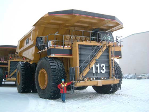 гигант-шина VELS 59/80R63, весом 5,2 тонны и диаметром 4,03 метра установлена на специальной горнодобывающей технике